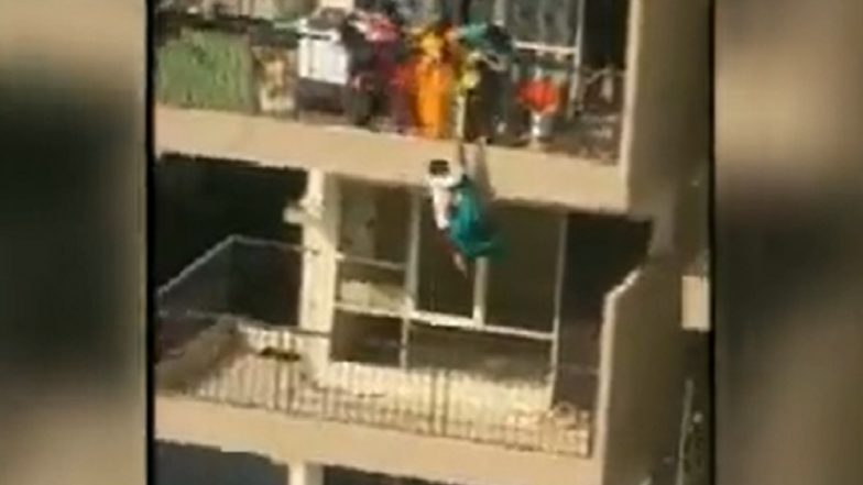 Mother Hangs Son: ১০তলার ব্যালকনি থেকে কাপড়ে জড়িয়ে ছেলেকে ঝুলিয়ে দিলেন মা, মর্মান্তিক ভিডিয়ো