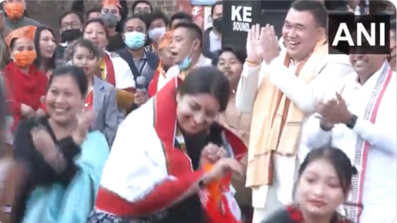 Union Minister Smriti Irani Dancing: মণিপুরে মঞ্চে নাচছেন স্মৃতি ইরানি, দেখুন ভিডিও