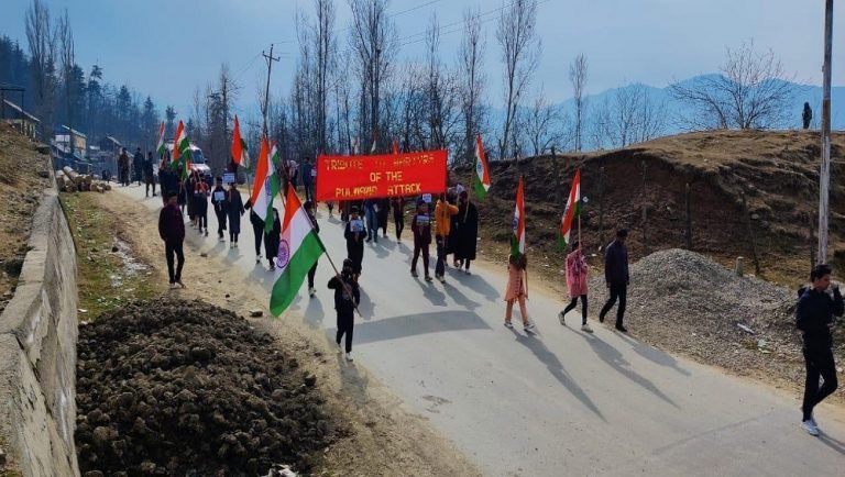 Pulwama Attack: পুলওয়ামায় শহিদ জওয়ানদের স্মৃতিতে পড়ুয়াদের মিছিল জম্মু কাশ্মীরে