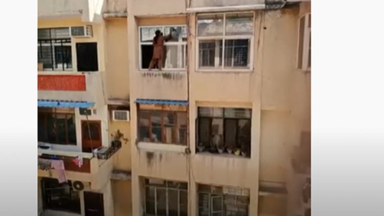 Viral Video: চারতলার একফালি ব্যালকনিতে দাঁড়িয়ে জানলা পরিষ্কার, মহিলার ভিডিয়োতে শিউরে উঠছেন নেটিজেনরা