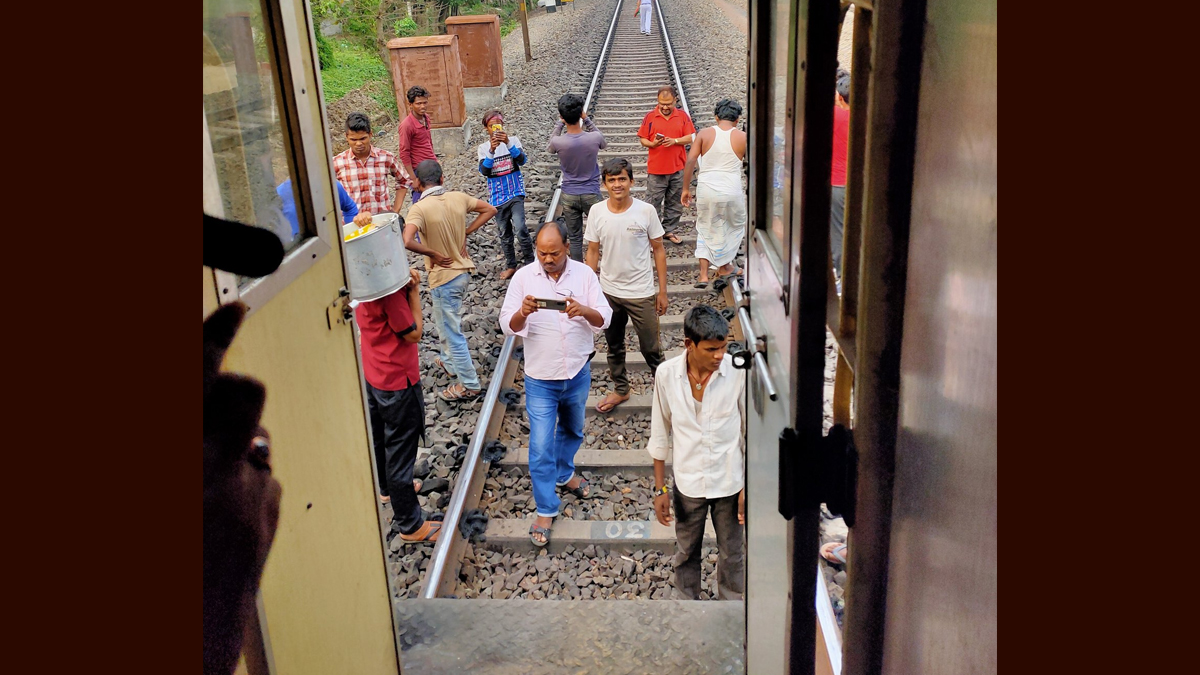Falaknuma Express Escaped Accident: ৩ বগি রেখেই ছুটছে ফলকনুমা এক্সপ্রেস! চালকের তৎপরতায় রক্ষা যাত্রীদের