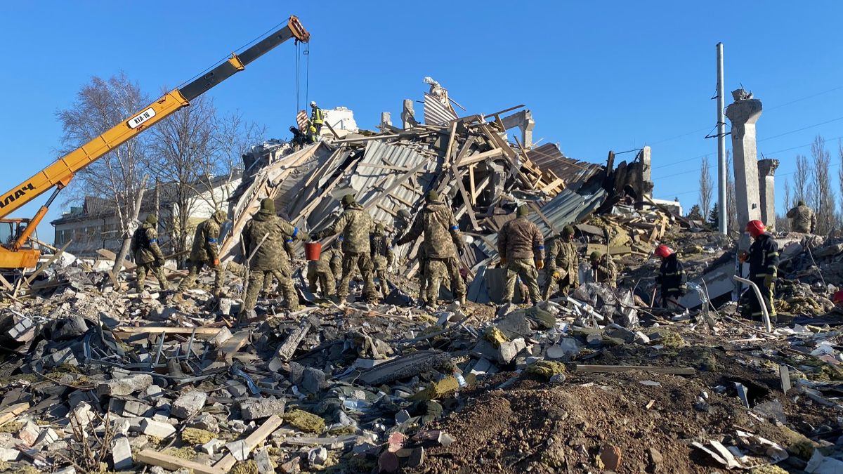 Russia-Ukraine War: ইউক্রেনের মাইকোলাইভে সামরিক ব্যারাকে রকেট হামলা রাশিয়ার, অন্তত ৫০ জনের মৃত্যু