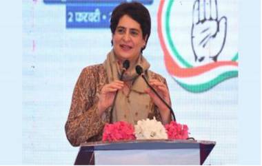 Priyanka Gandhi Vadra: প্রচারের মাঝে বৃদ্ধাকে দাঁড়িয়ে থাকতে দেখে নিজের গাড়িতে তুললেন প্রিয়াঙ্কা গান্ধী