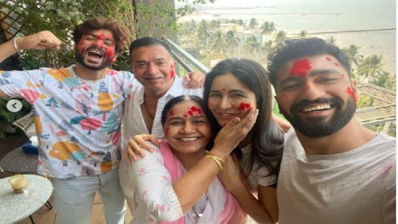 Holi 2022: বিয়ের পর প্রথম হোলি, পরিবারের সঙ্গে হাসি মুখে ক্যাটরিনা-ভিকি