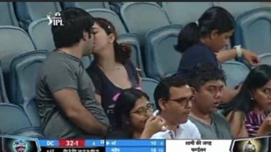 Pic of Kissing Couple During IPL: আইপিএলের ম্যাচ চলাকালীন ক্যামেরায় ধরা পড়ল দম্পতির চুম্বন, ভাইরাল ছবি