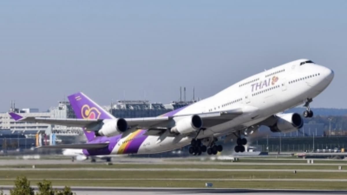 Thai Airways Plane'sTyre Bursts: বিমানবন্দরে অবতরণের আগেই ফেটে গেল বিমানের চাকা, তারপর.. Thai Airways Plane'sTyre Bursts: বিমানবন্দরে অবতরণের আগেই ফেটে গেল বিমানের চাকা, তারপর..