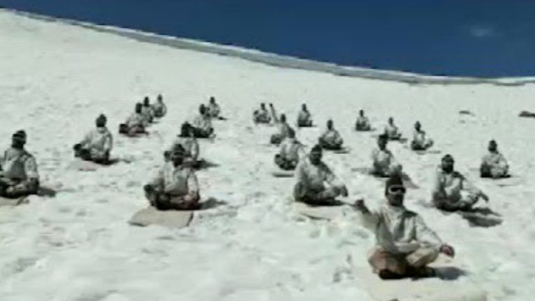 Himveers Participate In A Yoga Session: বরফে ঢাকা ১৫ হাজার ফুট উচ্চতায় যোগা আইটিবি-র হিমবীরদের, দেখুন ভিডিও