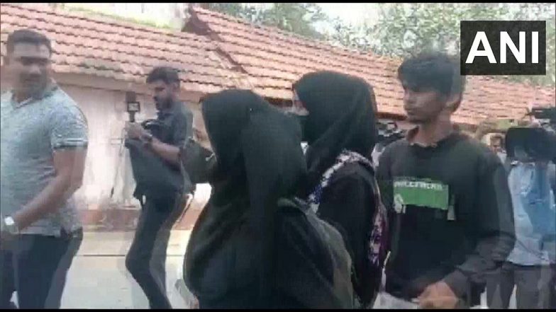 Karnataka: পরীক্ষার হলে হিজাব পরতে দেওয়া হোক, সুপ্রিম কোর্টের দ্বারস্থ মুসলিম ছাত্রীরা