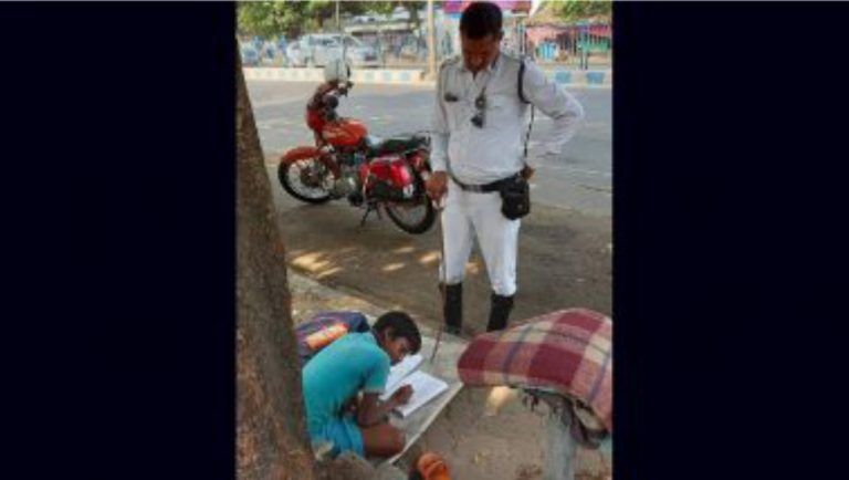 Viral: গাছের তলায় পথশিশুকে পড়াচ্ছেন কলকাতা পুলিশের ট্রাফিক সার্জেন্ট প্রকাশ ঘোষ, ভাইরাল ছবি