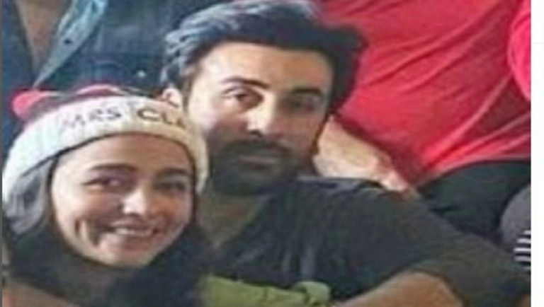 Ranbir Kapoor-Alia Bhatt Wedding: চূড়ান্ত গোপণীয়তা, বিয়ে উপলক্ষ্যে রণবীরের বাড়ি ঢাকা হচ্ছে সাদা পর্দায়, দেখুন