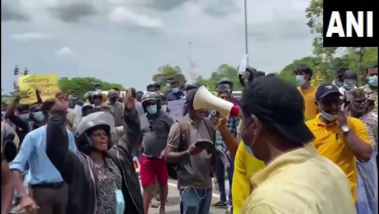 Sri Lanka: প্রতিবাদে উত্তাল শ্রীলঙ্কা, অর্থনৈতিক সঙ্কট থেকে বাঁচতে সংসদের বাইরে বিক্ষোভ