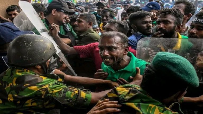 Sri Lanka: শ্রীলঙ্কায় চরম অর্থনৈতিক সঙ্কট, প্রেসিডেন্ট দেশ ছাড়তেই চূড়ান্ত বিক্ষোভ