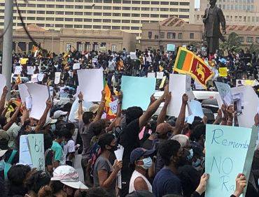 Srilanka: শ্রীলঙ্কায় জ্বালানো হচ্ছে প্রাক্তন মন্ত্রীদের বাড়ি, বিক্ষোভে পুলিশের সঙ্গে সংঘর্ষে হত ২ (ভিডিও)