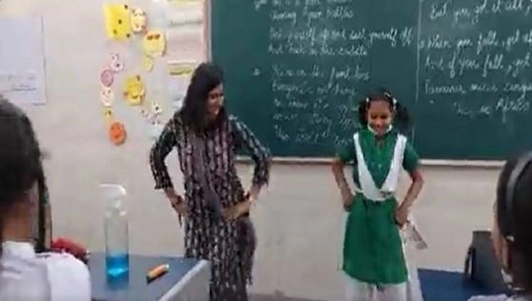Viral Video: ক্লাসে পড়ুয়ার সঙ্গে নাচলেন শিক্ষিকা, ভালবাসা নেটিজেনদের, ভাইরাল ভিডিয়ো