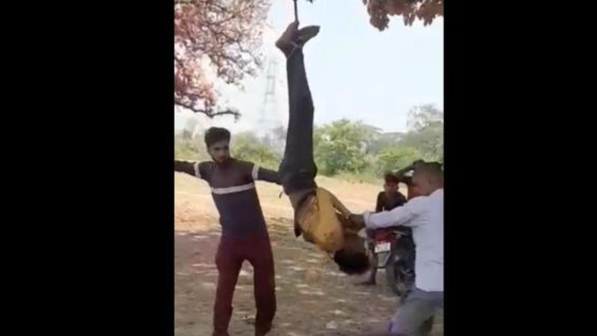 Chhattisgarh Viral Video: গাছের ডালের সঙ্গে উল্টো করে ঝুলিয়ে মারধর যুবককে, ভাইরাল ভিডিও