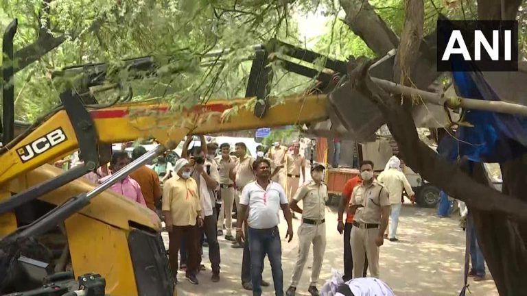 তুঘলকাবাদের কর্নি সিং শুটিং রেঞ্জ এলাকায় দখলবিরোধী অভিযান পুরসভার