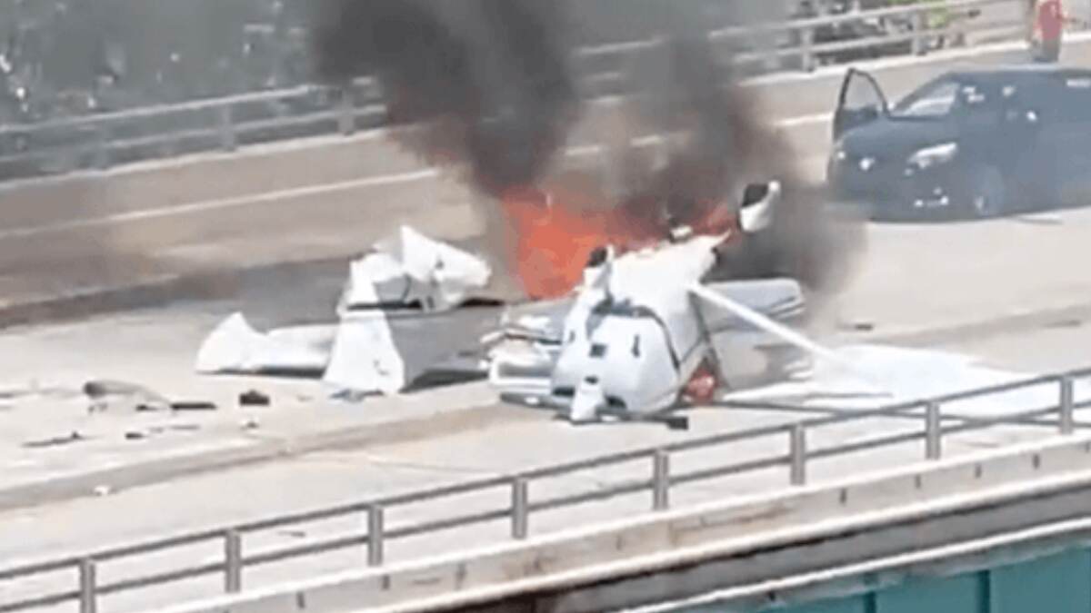 Plane Crash-Lands On Miami Bridge: মিয়ামির ব্রিজে ভেঙে পড়ল প্রাইভেট বিমান, দেখুন ভিডিও Plane Crash-Lands On Miami Bridge: মিয়ামির ব্রিজে ভেঙে পড়ল প্রাইভেট বিমান, দেখুন ভিডিও