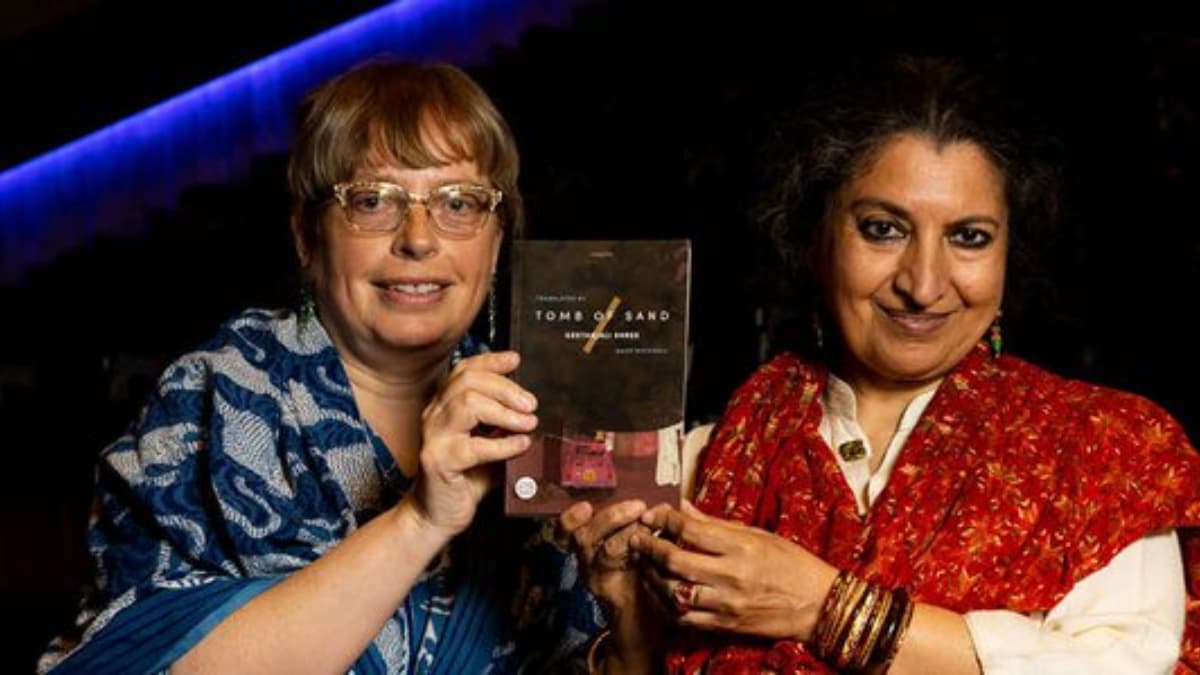 Tomb of Sand Wins Booker Prize: উজ্জ্বল স্বীকৃতি! প্রথম হিন্দি উপন্যাস হিসেবে বুকার পুরস্কার পেল গীতাঞ্জলি শ্রী-র 'টম্ব অফ স্যান্ড' Tomb of Sand Wins Booker Prize: উজ্জ্বল স্বীকৃতি! প্রথম হিন্দি উপন্যাস হিসেবে বুকার পুরস্কার পেল গীতাঞ্জলি শ্রী-র 'টম্ব অফ স্যান্ড'