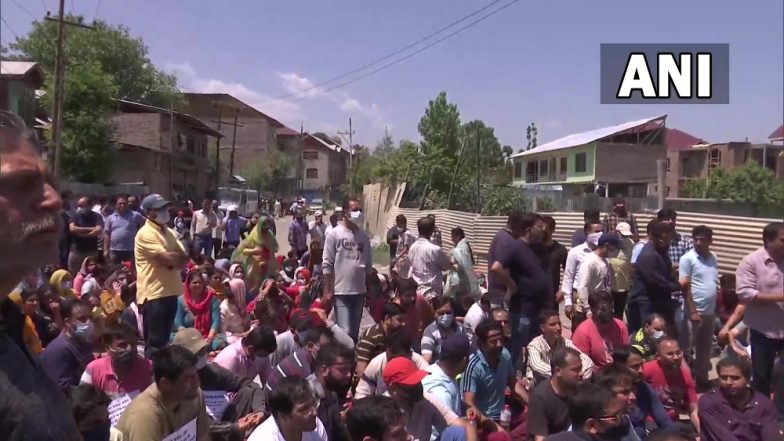 J&K: কাশ্মীরি পণ্ডিত হত্যার ঘটনায় চড়ছে পারদ, জঙ্গিদের শাস্তির দাবিতে বিক্ষোভ