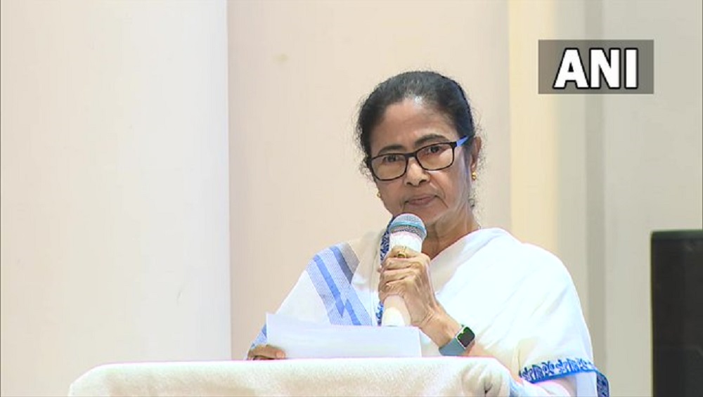 Mamata Banerjee: 'বিদ্যা, বই আর ঘরের বউ কাউকে ধার দিতে নেই,' নেতাজি ইন্ডোরের সভায় কেন্দ্রকে খোঁচা মুখ্যমন্ত্রীর