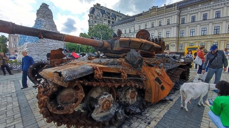 Russia-Ukraine War: কিভ দখল করতে পারেনি রাশিয়া, রুশ সেনার পোড়া ট্যাঙ্কের প্রদর্শনী ইউক্রেনের রাস্তায়