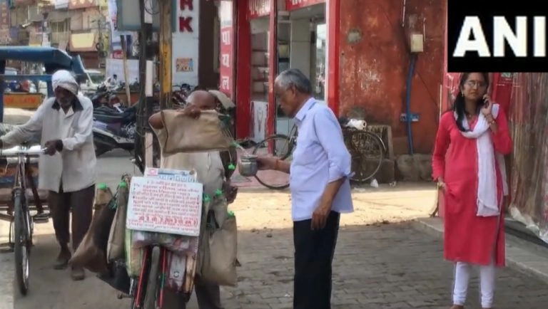 Waterman of Jabalpur: ২৬ বছর ধরে তৃষ্ণার্তকে জল দিচ্ছেন, জব্বলপুরের জলমানুষ (দেখুন ভিডিও)