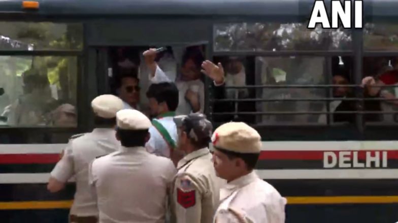 Delhi Police Detain Congress Leaders: রাহুল গান্ধীর সমর্থনে স্লোগান দিতে থাকা কংগ্রেস নেতাদের আটক করল পুলিশ (ভাইরাল ভিডিও)