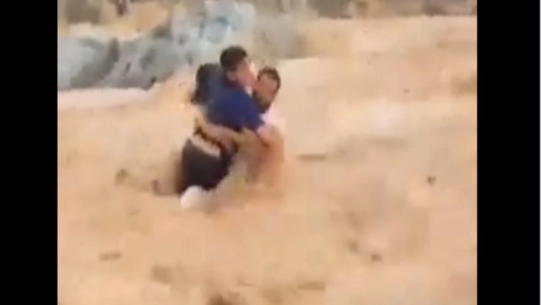 Viral Video: বন্যার স্রোতের মাঝে ২ ছেলেকে বাঁচাতে লড়ছেন বাবা, ভাইরাল ভিডিও