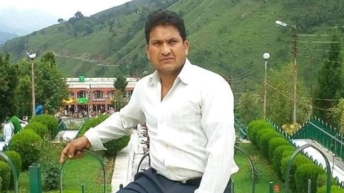 Police Officer Shot Dead By Terrorists: কাশ্মীর পুলিশের এক সাব-ইন্সপেক্টরকে গুলি করে হত্যা করল জঙ্গিরা, মৃতদেহ উদ্ধার খেত থেকে Police Officer Shot Dead By Terrorists: কাশ্মীর পুলিশের এক সাব-ইন্সপেক্টরকে গুলি করে হত্যা করল জঙ্গিরা, মৃতদেহ উদ্ধার খেত থেকে