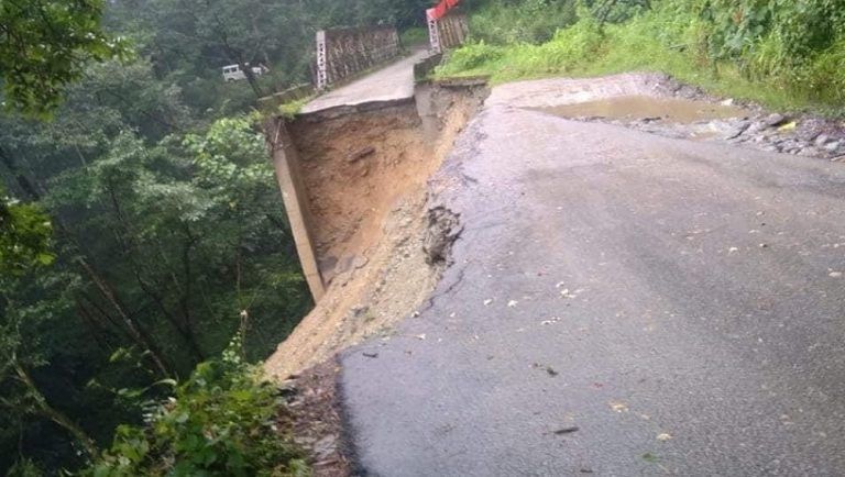 Uttarakhand: চামোলিতে ভয়ঙ্কর ভূমিধসে বদ্রিনাথ হাইওয়ের অবস্থা দেখলে চমকে যাবেন