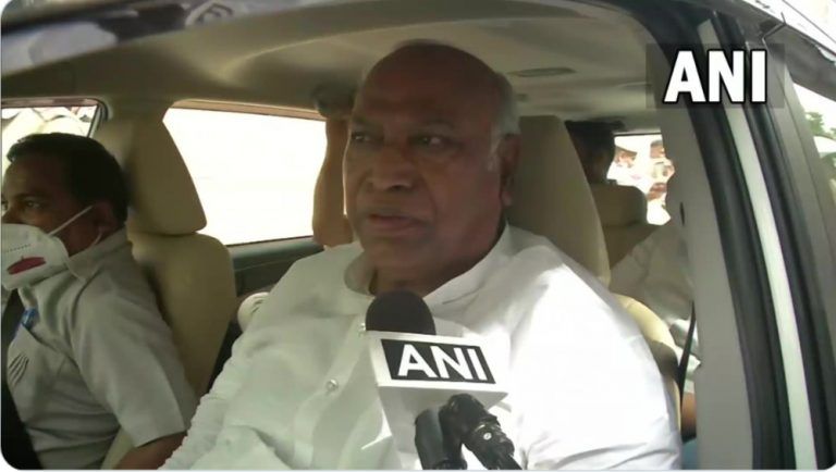 Mallikarjun Kharge: এক নেতা এক পদ মেনে বিরোধী দলনেতার পদ ছাড়লেন খাড়গে