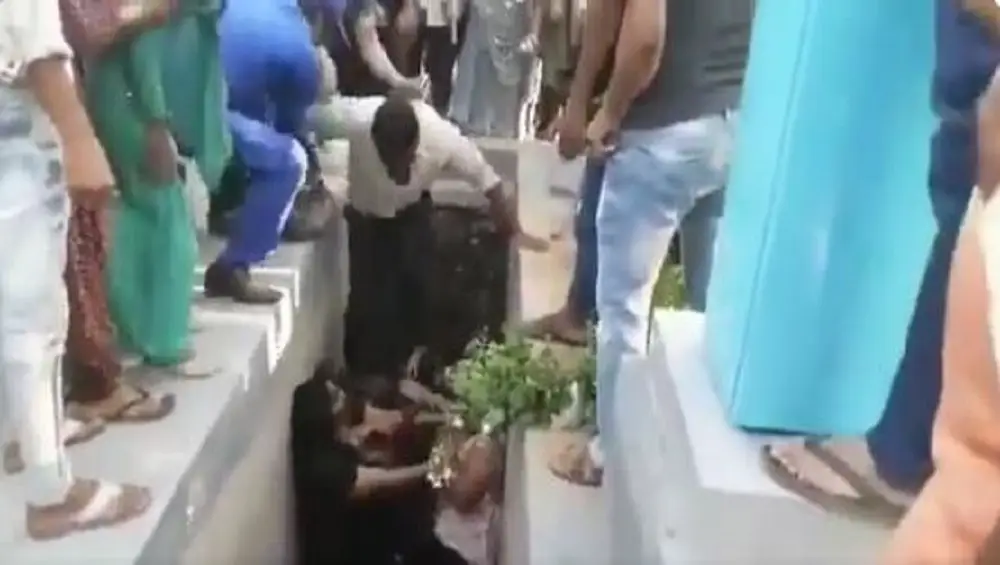 Rajasthan: ঝগড়া করতে করতে নর্দমায় নেমে পড়লেন দুই জা, ভিডিয়ো দেখে অবাক নেটিজেনরা