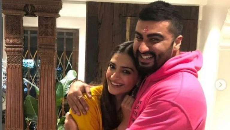 Sonam kapoor: ছোটবেলার ছবি শেয়ার করে ভাইকে জন্মদিনের শুভেচ্ছা জানালেন ১৫ দিনের বড় দিদি সোনম কাপুর