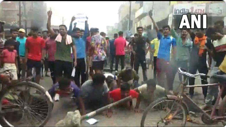 Watch: অগ্নিপথে সশস্ত্র বাহিনী নিয়োগের ঘোষণায় ছাত্র বিক্ষোভ, দেখুন ভিডিও