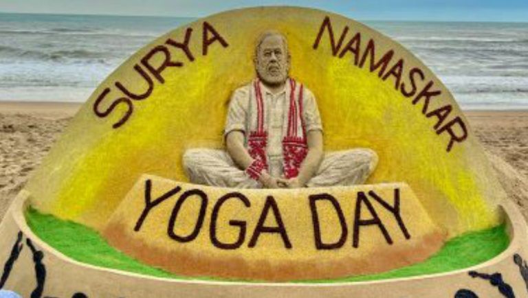 International Yoga Day 2022 Sand Art: আন্তর্জাতিক যোগ দিবসে পুরীর সৈকতে যোগাসনে প্রধানমন্ত্রী, বালুচিত্র আঁকলেন সুদর্শন পট্টনায়েক (দেখুন ছবি)