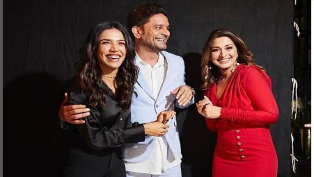 The Broken News: 'দ্য ব্রোকেন নিউজ'-এর 'সাকসেস পার্টিতে' জয়দীপের সঙ্গে নাচ সোনালী বেন্দ্রের The Broken News: 'দ্য ব্রোকেন নিউজ'-এর 'সাকসেস পার্টিতে' জয়দীপের সঙ্গে নাচ সোনালী বেন্দ্রের