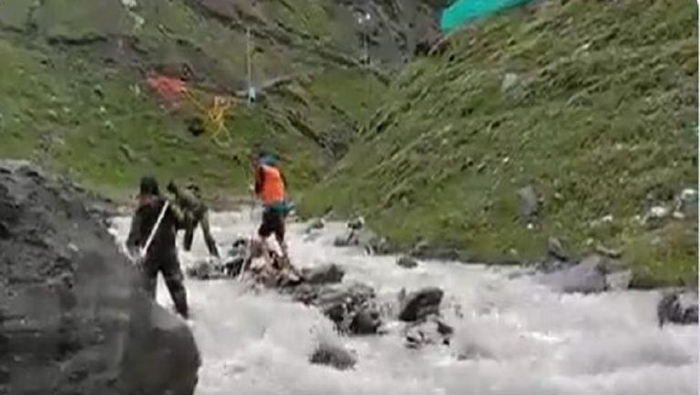 Amarnath Cloudburst: অমরনাথে মেঘভাঙা বৃষ্টিতে প্রাণ গেল ১৬ জনের, অব্যাহত উদ্ধার কাজ