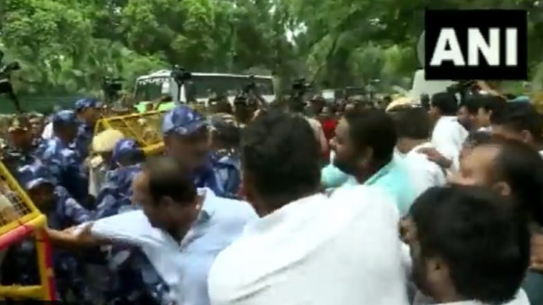 Delhi: সনিয়া গান্ধীকে ইডির দপ্তরে ডাকার প্রতিবাদে কংগ্রেস কর্মীদের বিক্ষোভ (দেখুন ভিডিও)