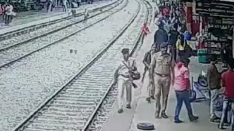 Viral Video: পা পিছলে রেল লাইনে, আরপিএফ কর্মীদের তৎপরতায় প্রাণে বাঁচলেন যুবক! দেখুন ভিডিও