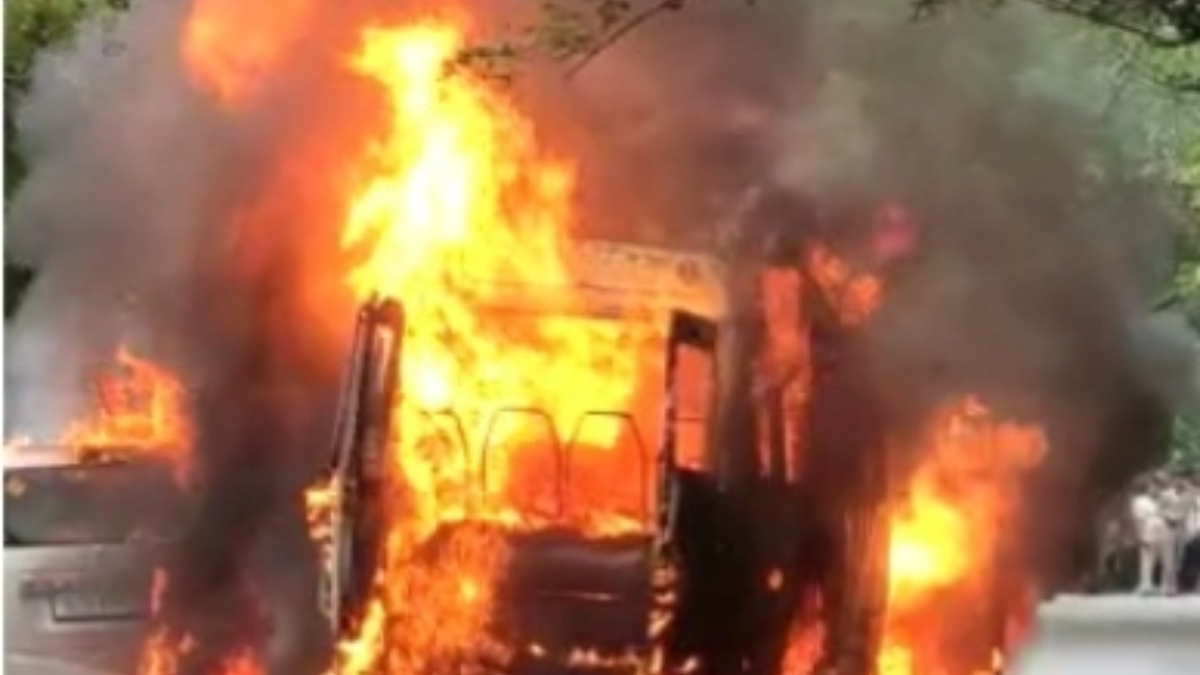 School Bus Catches Fire: দিল্লিতে চলন্ত বাসে আচমকা আগুন, প্রাণরক্ষা ২১ স্কুল পড়ুয়ার