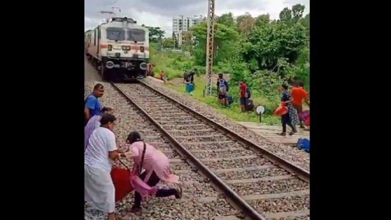 Viral: দুরন্ত গতিতে ছুটে আসছে ট্রেন, রেললাইনের উপরে কী হল, দেখুন 'ভয়ঙ্কর' ভিডিয়ো