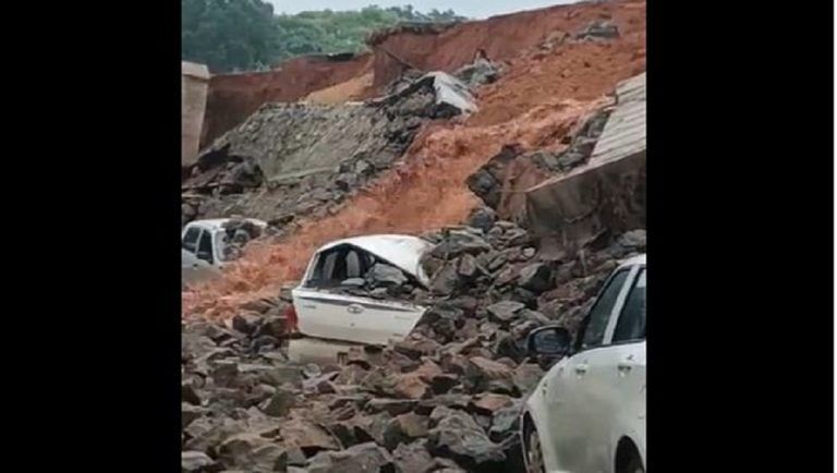 Karnataka: একটানা বৃষ্টি কর্ণাটকে, ভেঙে পড়ল মেঙ্গালোরের রাস্তা