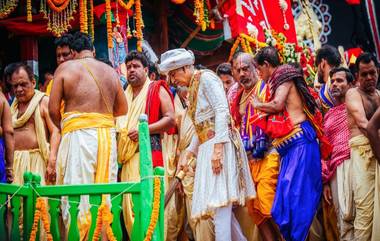 Rath yatra 2022: পুরীর গজপতি মহারাজ সোনার ঝাড়ু দিয়ে রাস্তা ঝাড় দিয়ে সুচনা করলেন রথযাত্রার