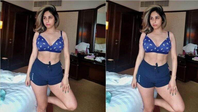 Neha Bhasin: ওয়ার্ক আউট করতে গিয়ে দুখী হয়ে পড়লেন নেহা, নীল অন্তর্বাসে ছবি শেয়ার করে সবাইকে প্রশ্ন করলেন সাহসী গায়িকা