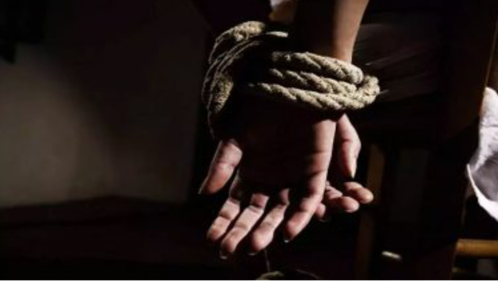 Kanpur Shocker: পণের দাবিতে নববধূর গায়ে ছেড়ে দেওয়া হল সাপ,হাসপাতালে মৃত্যুর সঙ্গে লড়াই তরুণীর
