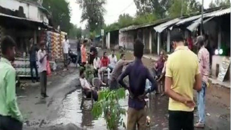 Viral Video: মধ্যপ্রদেশের রাস্তায় বড় বড় গর্ত, তার মাঝে বসে সৈকতের মজা, ভাইরাল ভিডিয়ো