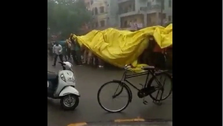 Viral Video: বিয়ে করতে গিয়ে ঝমঝমিয়ে বৃষ্টি, কী করল বরযাত্রী, দেখুন ভাইরাল ভিডিয়ো