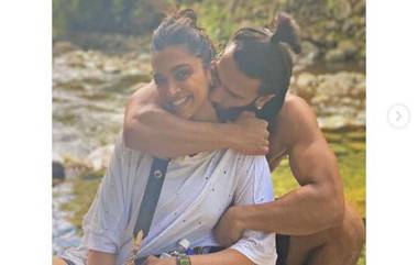 Ranveer Singh-Deepika Padukone: জঙ্গলের মাঝে দীপিকাকে গালে গাঢ় চুম্বন একে দিলেন রণবীর