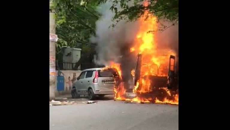 Delhi: দাউ দাউ করে জ্বলছে স্কুল বাস, ভয়াবহ দৃশ্য দিল্লিতে