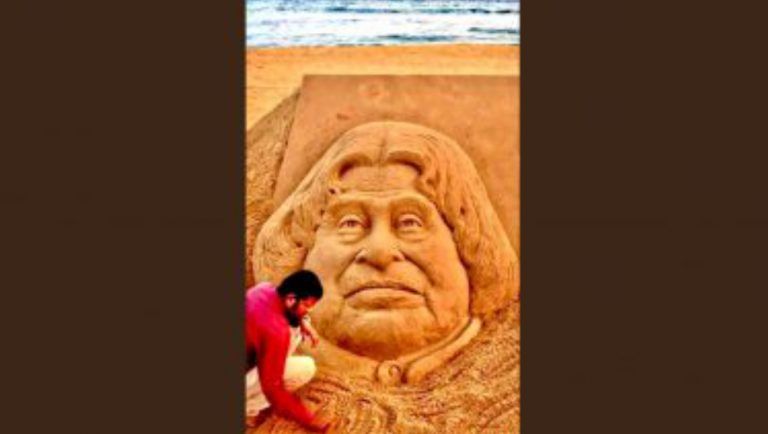 APJ Abdul Kalam’s Sand Art: এপিজে আবদুল কালামের সপ্তম মৃত্যু বার্ষিকীতে সুদর্শন পট্টনায়েকের শ্রদ্ধা, দেখুন ছবি